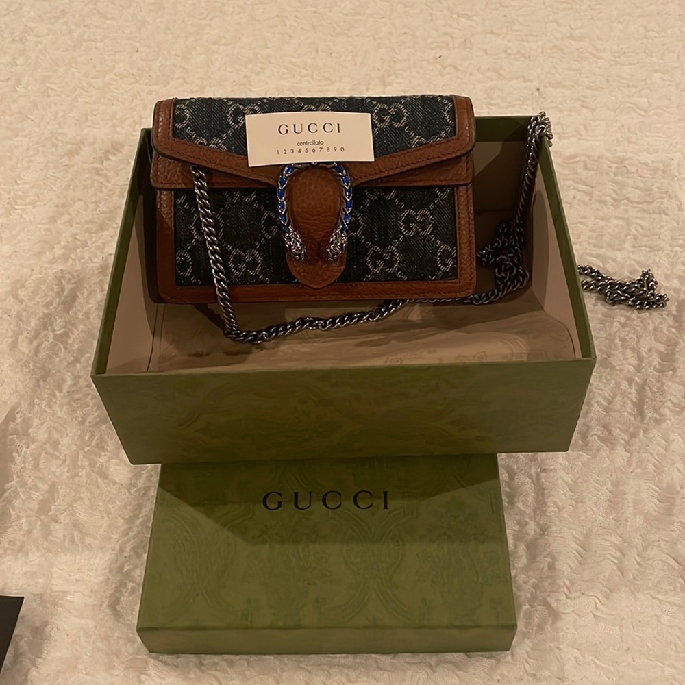 Gucci Purse (small)- Authentic. Fits normal size phone.